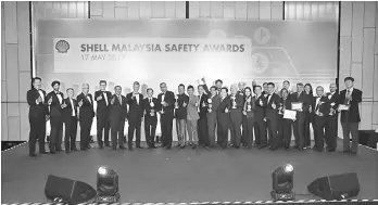  ??  ?? Shell Malaysia presented Fugro’s regional Subsea Support Team with a bronze award in the Upstream business category, recognisin­g the team’s contributi­on to HSSE awareness, competency and accountabi­lity within local diving operations.
