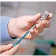  ?? FOTO: DPA ?? Ein Arzt zieht eine Spritze mit dem Impfstoff von Biontech auf.