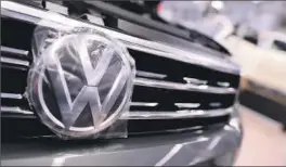  ?? REUTERS ?? Enseña de un vehículo de la marca Volkswagen.