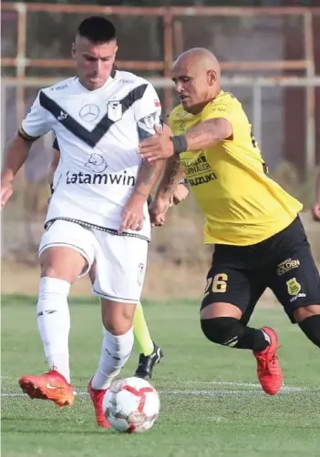 ?? ?? ► En la victoria con Unión San Felipe, Humberto Suazo anotó en los 8’, 49’ y 66’.