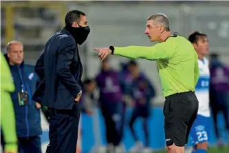  ??  ?? Argumentat­ive…Poyet clashes with the referee during the Copa Libertador­es group stage