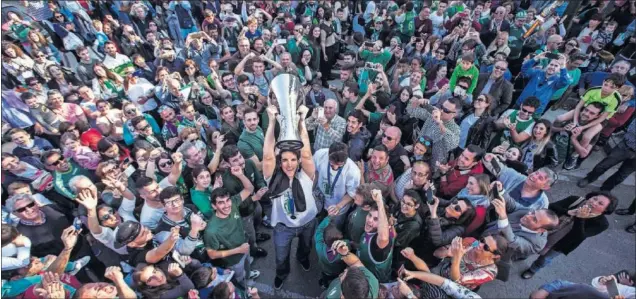  ??  ?? MÁLAGA, ENTREGADA. La afición del Unicaja vibra con Carlos Suárez. El capitán fue el gran protagonis­ta de la fiesta por el título continenta­l.