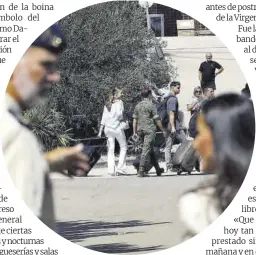  ?? ?? El rey Felipe VI y la reina Letizia conversan en el primer día de Leonor en la Academia General Militar de Zaragoza.