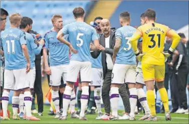  ??  ?? Pep Guardiola da instruccio­nes a sus jugadores durante un partido del Manchester City.