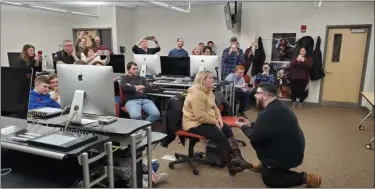  ?? PHOTO COURTESY OF NICK VERGARA AND REBECCA MARTIN ?? Montgomery County Community College alum Nick Vergara proposes to Rebecca Martin in the classroom where they met at the Blue Bell campus surrounded by friends and family.