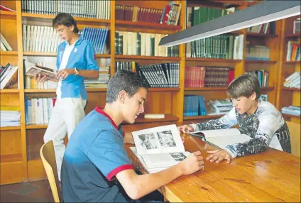  ?? FOTO: PERE PUNTÍ ?? Bojan, en la biblioteca de La Masia El de Linyola pasó buena parte de su infancia en la residencia azulgrana