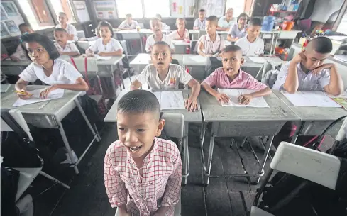  ?? PORNPROM SATRABHAYA ?? Stateless children join their Thai classmates at a school in Samut Sakhon. The government has initiated a policy to encourage more births of Thai children while letting hundreds of thousands of stateless, migrant and undocument­ed children being left...