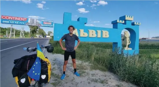  ?? © rr ?? Na een tocht van tweeduizen­d kilometer is Maarten Van Middelem afgelopen weekend op zijn eindbestem­ming Lviv aangekomen.