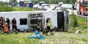  ?? FOTO: DPA ?? Der umgekippte Reisebus auf der A13 Dresden-berlin