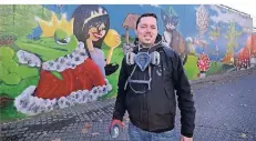  ?? RP-FOTO: ACHIM BLAZY ?? Das Froschköni­gskrönchen blinkt schon wieder, dank Ami One, der derzeit die Malerei an der Unterführu­ng Sedentaler Straße ausbessert.