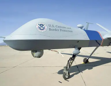  ??  ?? Un drone americano e, a sinistra, un Predator di stanza ad Amendola; sotto l’Arlotta