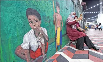  ?? -Bernama photo ?? A mural painting of the lifestyle of Orang Asli at Kuantan Art Street.