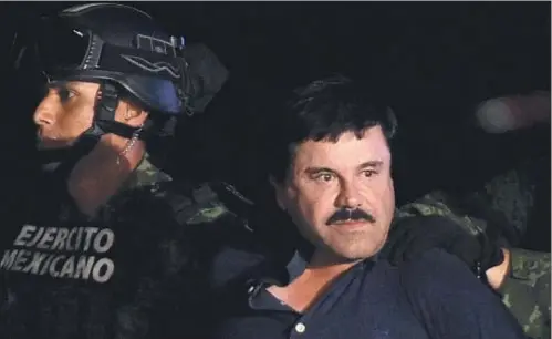  ?? OMAR TORRES / AFP ?? El narco Joaquín Gúzman, en el aeropuerto de México DF el pasado 8 de enero después de su nueva detención