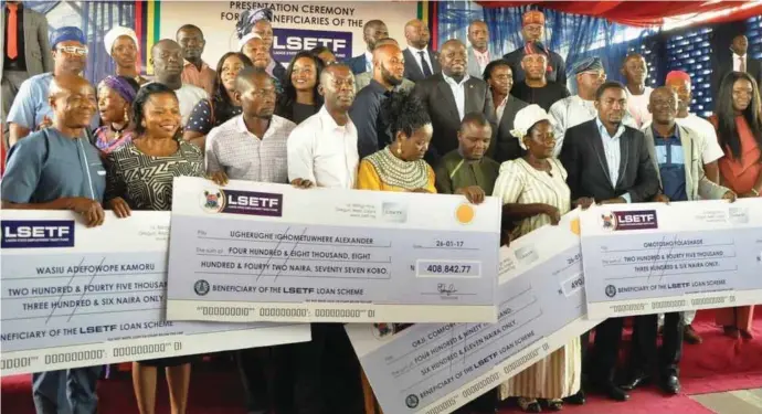  ??  ?? Ambode (5th left second line), in a group photograph with the LSETF Board members and beneficiar­ies of the scheme at the cheque presentati­on ceremony at the LTV Blue Roof, Ikeja…recently