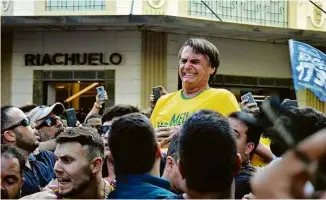  ?? Raysa Leite - 6.set.18/Folhapress ?? Jair Bolsonaro após ser esfaqueado durante campanha, em 2018