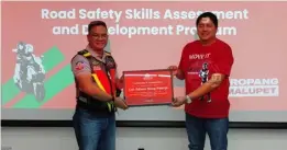  ?? ?? Col. Edison ‘Bong’ Nebrija from the MMDA, and MOVE IT General Manager Wayne Jacinto conduct a Road Safety Skills Assessment and Developmen­t session for MOVE IT rider-partners.