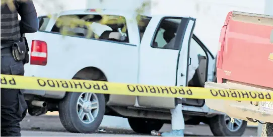  ??  ?? Uno de los agresores quedó sin vida en el asiento del copiloto en la CAMIONETA/FOTOS:CORTESÍA