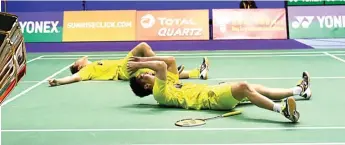  ??  ?? PBSI GELAR KEENAM: Marcus Fernaldi Gideon/Kevin Sanjaya Sukamuljo merayakan kemenangan di final Hongkong Open kemarin.