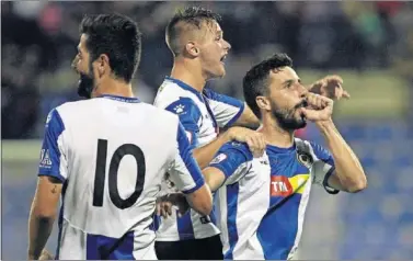  ??  ?? EMBALADO. Diego Benito celebra un gol esta temporada con el Hércules.