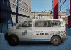  ??  ?? Noch ist der „Time travel“-bus auf dem Plakat von Esch 2022 verpixelt. 2022 soll er aber seine Runden in Belval drehen.