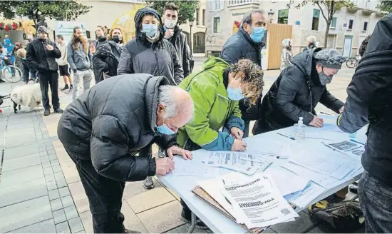  ?? DAVID AGUILAR / EFE ?? Cua a Vitòria de persones que protesten contra l’obligatori­etat del certificat de vacunació al País Basc