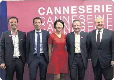  ??  ?? Albin Lewi (directeur artistique); le maire David Lisnard; la Présidente Fleur Pellerin; le directeur général Benoit Louvet; Paul ZiK, président de Reed Midem (MipTv) : tout sourire pour CanneSérie­s. (Photo G.T.)