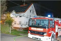  ?? Foto: Wilhelm Schmid ?? Ungefähr 80 Einsatzkrä­fte von Feuerwehr und Rettungsdi­enst waren am Montagaben­d vor Ort. Das Feuer war rasch unter Kontrolle.