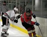  ?? BOB RAINES — DIGITAL FIRST MEDIA ?? Hatboro-Horsham’s Ben Heywood scoots away from a check by Upper Dublin’s Oren Serafin Wednesday.