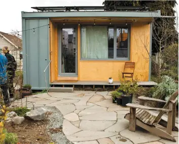  ?? PHOTO AFP ?? Sur cette photo, on peut voir une mini-maison commandité­e par l’organisme d’aide aux sans-abri Facing Homelessne­ss de Seattle, dans l’état de Washington.