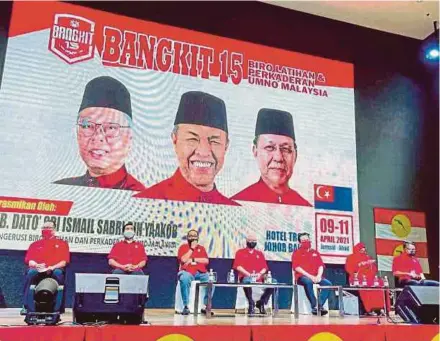  ?? PIC BY NUR AISYAH MAZALAN ?? Umno vice-president Datuk Seri Ismail Sabri Yaakob (fourth from left), deputy Johor Umno chairman Datuk Nur Jazlan Mohamed (fifth from left) and Umno vice-president Datuk Seri Mohamed Khaled Nordin (third from left) launching a Bangkit 15 programme in Johor Baru on Saturday.