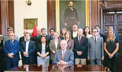  ??  ?? El dimitente mandatario peruano Pedro Pablo Kuczynski y su gabinete, en el mensaje de ayer televisado a la nación.