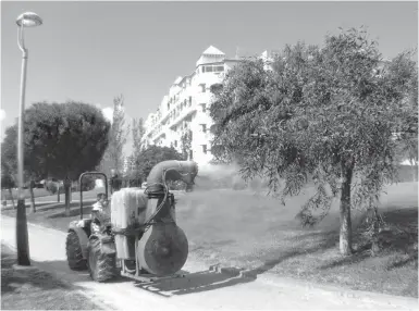  ?? Foto: Rathaus ?? In ihrer Küstenurba­nisation Almerimar geht die Stadt El Ejido schon seit Februar gegen die lästigen Mückenplag­en vor.