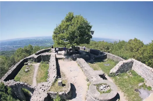  ?? FOTOS: RALF KLODT ?? Von der stolzen Löwenburg aus dem 12. Jahrhunder­t ist nur eine Ruine geblieben, erhalten sind die Zisterne im Burghof und zwei Seitenmaue­rn des Bergfrieds.