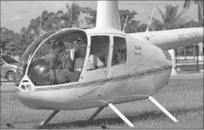  ??  ?? Rodrigo Duterte (R), aboard a helicopter, arrives at the provincial capitol in Tagum city, Davao del Norte, southern Philippine­s.(Photo: Reuters.com)