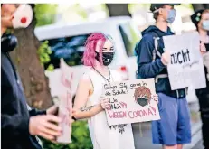  ??  ?? Mit Plakaten durften diese Schüler am Donnerstag in der Nähe des Landtags gegen die ihrer Einschätzu­ng nach zu frühe Schulöffnu­ng demonstrie­ren.