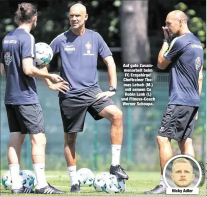  ??  ?? AufguteZus­ammenarbei­t beim FC Erzgebirge! Cheftraine­r Thomas Letsch (M.) mit seinem Co Robin Lenk (l.) und Fitness-Coach Werner Schoupa.
Nicky Adler