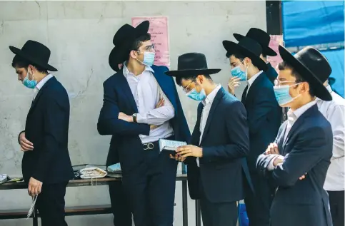  ?? (Yossi Aloni/Flash90) ?? HAREDIM PRAY in the city of Bnei Brak.