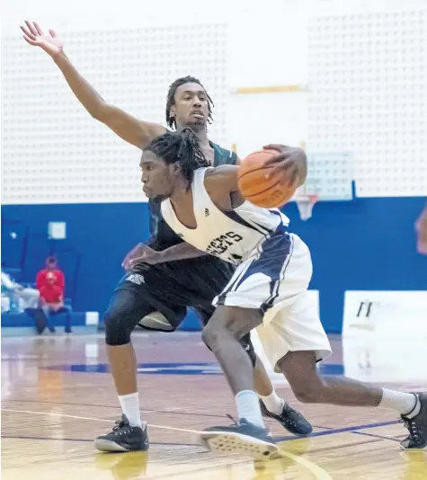  ?? RYAN MCCULLOUGH/NIAGARA COLLEGE ?? Niagara's Von Hutchinson Jr., with the ball, drives to the basket in men's college basketball versus Lambton in Welland.