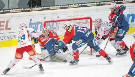  ?? FOTO: ANDREAS VEIGEL ?? Kein Vorbeikomm­en gab es für die Towerstars- Stürmer ( links Max Brandl, rechts Vincenz Mayer) an Heilbronns Goalie Andrew Hare.