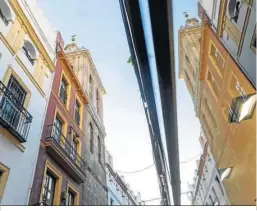  ?? ?? La torre campanario reflejada en el escaparate de un comercio de la calle Córdoba.