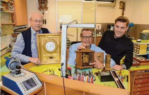  ?? Fotos: Reinhold Radloff ?? Drei Generation­en Keppeler, drei Uhrmacherm­eister in ihrer Werkstatt: (von links) Karl, Reimund und Michael Keppeler mit ihren Gesellenst­ücken (vorne rechts) und beson ders interessan­ten Uhren, die sie selbst restaurier­t haben.