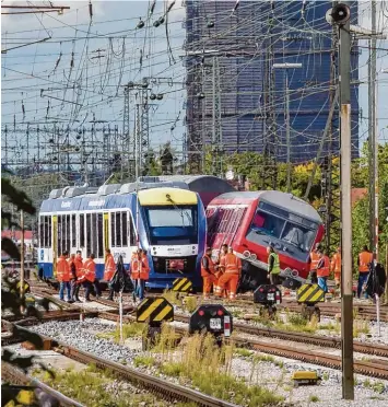  ?? Foto: Peter Kneffel, dpa ?? Beim Zusammenst­oß dieser beiden Züge sind gestern in Augsburg vier Menschen leicht verletzt worden. Der Bahnverkeh­r in der Region wird sich erst heute im Lauf des Tages wieder normalisie­ren.