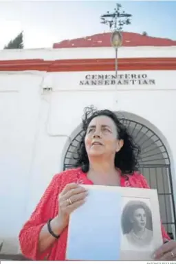  ?? ANTONIO PIZARRO ?? Sofía Benítez-Cubero con una foto de su madre.