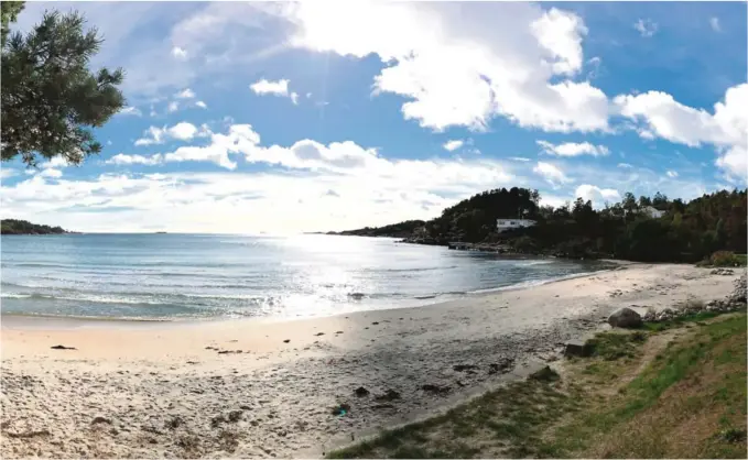  ??  ?? TRUET MED KNIV: Her på stranda ved Strand Hotel på Fevik skal mannen ha truet ekskona med kniv.