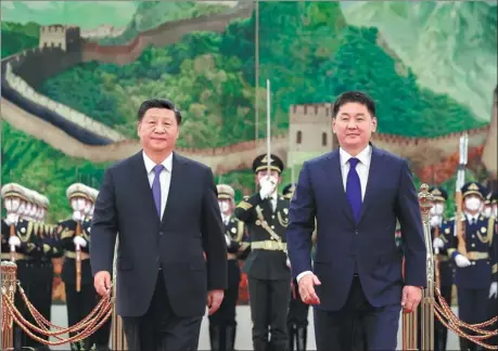  ?? DING LIN / XINHUA ?? President Xi Jinping holds a ceremony to welcome visiting Mongolian President Ukhnaa Khurelsukh before their talks at the Great Hall of the People in Beijing on Monday.