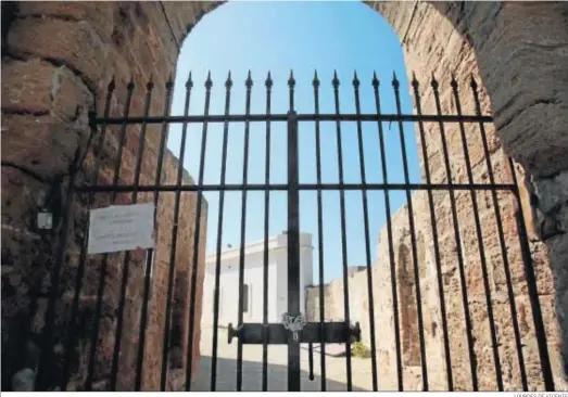  ?? LOURDES DE VICENTE ?? El castillo de San Sebastián está cerrado porque ninguna administra­ción pone dinero para su reforma.