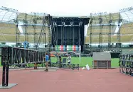  ??  ?? Sabato e domenica All’interno dello stadio, si sta già montando il palco per i due concerti di domani e domenica. Sopra il manifesto e il sindaco Decaro