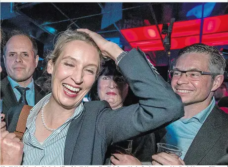  ??  ?? Alice Weidel, Spitzenkan­didatin der AfD, auf der Wahlparty: Sie will „in Demut“in den Bundestag, was nicht allen Anhängern gefällt