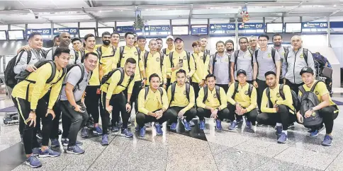  ?? — Bernama photo ?? Harimau Malaya in high spirits before leaving for Hanoi from the Kuala Lumpur Internatio­nal Airport.