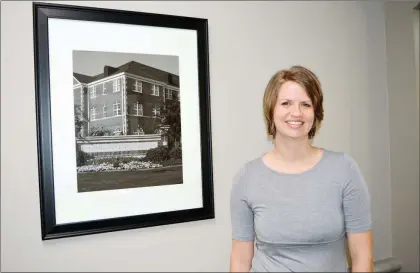  ?? TAMMY KEITH/RIVER VALLEY & OZARK EDITION ?? Lesley Graybeal of Conway stands near a photo of the University of Central Arkansas that hangs in the hallway of Brewer-Hegemann Conference Center on campus. Graybeal was named Nonclassif­ied Employee of the Year for the past academic year. She is director of the service-learning program at UCA and has partnershi­ps with more than 100 agencies in central Arkansas to provide volunteer opportunit­ies for students through course-based projects.